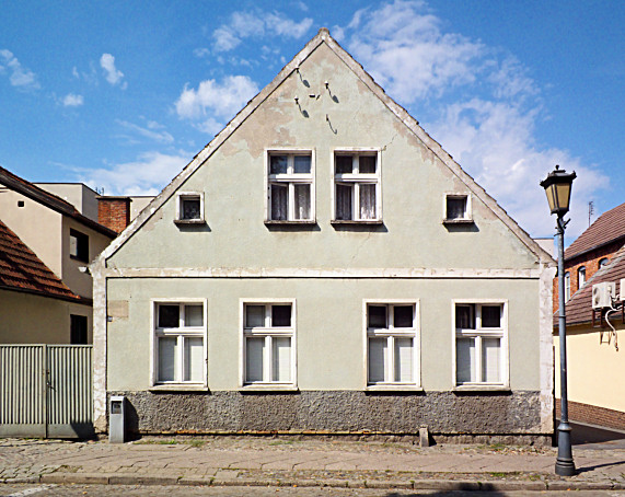 869-10. Dom przy ul. Ko�ciuszki 10 w Chodzie�y (Zabytki - budynki mieszkalne; Chodzie� i okolice, Chodzie�). Autor: Stanis�aw Nowak, Pozna�. Na licencji Creative Commons, szczeg�y na stronie zdj�cia w Wikipedii