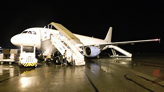 I00-17. Czarterowy Airbus A320 na lotnisku w Batumi (Na wakacjach; Kaukaz-Gruzja, Batumi). Autor: Stanis�aw Nowak, Pozna�. Na licencji Creative Commons {by-nc-sa}